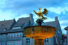 Der obere Teil des Marktbrunnens in Goslar, den ein vergoldeter Reichsadler ziert. Die obere Schale entstand vermutlich im 13. Jahrhundert. • © pixabay.com