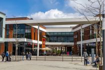 Der Eingangsbereich des Einkaufscenters FORUM in Gummersbach. Ganz links am Bildrand liegt das Kino SEVEN. • © ummeteck.de - Silke Schön