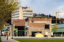 Die Halle 32 auf dem Steinmüllergelände in Gummersbach mit dem Restaurant 32 Süd. Links daneben befindet sich die Schwalbe Arena, rechts das Kino SEVEN. • © ummeteck.de - Silke Schön