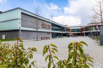 Das SEVEN Kinocenter in Gummersbach, rechts daneben der Eingangs ins Einkaufszentrum FORUM. • © ummeteck.de - Silke Schön