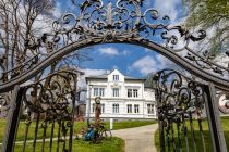 Das schmiedeeiserne Tor war bereits Ende des 19. Jahrhunderts der Hingucker bei der Villa Wippermann in Halver. • © ummeteck.de - Silke Schön