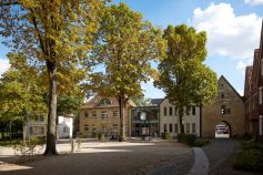 Blick auf das schöne Stadtbild von Havixbeck. Der Kirchplatz bildet die "gute Stube" des Orte in den Baumbergen. • © Münsterland e.V. / Philipp Fölting