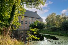 Haus Horst liegt eingebettet in der sanften Parklandschaft des Münsterlandes. Ganz in der Nähe befindet sich der kleine Ort Heek am Nordkurs der 100-Schlösser-Route. • © Münsterland e.V. / Philipp Fölting