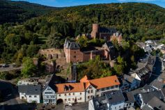 Umgeben von Wäldern und Wiesen der Eifel unterrichten Künstler aus dem In- und Ausland in den großzügigen Ateliers der Internationalen Kunstakademie Heimbach. • © Tourismus NRW. e.V. / Sebastian Haas