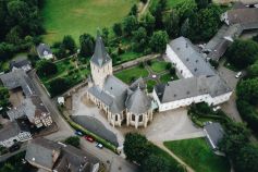 Die Wallfahrtskirche Zur schmerzhaften Mutter Gottes in Hennef-Bödingen. • © Jonas Hoss auf unsplash