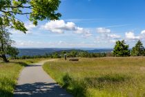 Der Ausblick vom Kahlen Asten ins Hochsauerland. • © ummeteck.de - Christian Schön