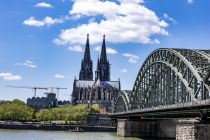 Die Hohenzollernbrücke mit Blick auf Dom und Altstadt. • © ummet-eck.de / christian schön