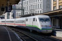 Am Hauptbahnhof in Wuppertal steht dieser ICE 2 - schon mit einem grünen Streifen beklebt. • © ummet-eck.de / christian schön
