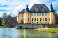 Das Wasserschloss Dyck in Jüchen. • © Siegfried Poepperl auf unsplash.com