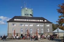 Der Kahle Asten mit Astenturm und Hotel • © ummet-eck.de / christian schön