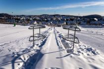 Das Kinderland liegt etwas abseits vom Schuss im Skigebiet von Winterberg. Das haben die Kids ihre Ruhe. Hat was für sich. Es war Mitte Dezember noch nicht in Betrieb und das Förderband noch verschneit. • © ummet-eck.de / christian schön