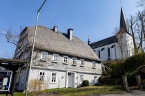 Das Stickereimuseum liegt neben der Kirche in Oberhundem. • © ummeteck.de - Christian Schön