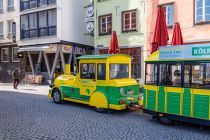 Die grün-gelben Bimmelbahnen erkennt man sofort, hier auf dem Weg durch die Altstadt. • © ummeteck.de - Christian Schön