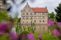 Eingebettet in die malerische Landschaft des Münsterlandes liegt die Wasserburg Hülshoff. Die Burg ist seit 1417 Stammsitz der Familie Droste zu Hülshoff sowie Geburtshaus der Dichterin Annette von Droste-Hülshoff. Den Besucher erwartet eine typisch westf • © Tourismus NRW e.V., Oliver Franke