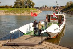 Im Kreis Kleve gibt es mehrere Fähren über den Rhein. Die Rääße-Pöntje fährt in Rees. • © pixabay.com