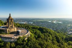 Das Kaiser-Wilhelm-Denkmal in Porta Westfalica liegt im Kreis Minden-Lübbecke. • © Teutoburger Wald Tourismus, Dominik Ketz