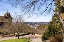 Blick von der Burg Schnellenberg Richtung Attendorn im Kreis Olpe. • © ummeteck.de - Christian Schön