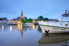 Der Hafen und die Kirche in Leer. • © TourismusMarketing Niedersachsen, Francesco Carovillano