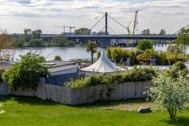 Am Rhein im Neuland-Park liegt die Strandbar in Leverkusen. • © ummeteck.de - Christian Schön