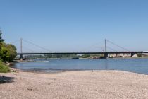 Die Leverkusener Rheinbrücke ist derzeit so marode, dass sie seit Jahren nur noch mit maximal 3,5 Tonnen Gewicht befahren werden darf. • © ummet-eck.de / christian schön
