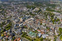 Blick aus luftigen Höhen auf Lüdenscheid. • © sauerland.com - Hans Blossey