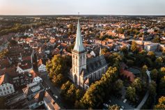 Lüdinghausen mit der Kirche St. Felizitas. • © Julian Stollmeier auf unsplash.com