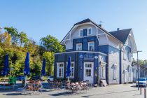 Der Alte Bahnhof in Marienheide. Drum herum finden sich Einkaufsmöglichkeiten, der neue Bahnhof sowie im hinteren Teil der alten Güterhalle eine Apotheke. • © ummeteck.de - Silke Schön