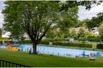 Die Meinerzhagener Freibadoase. Rechts (nicht im Bild) gibt es noch ein beschattetes Kinderbecken.  • © ummeteck.de - Silke Schön