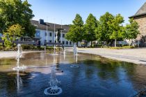 Der Rathausplatz in Morsbach. IN dem Gebäude am rechten Bildrand befindet sich die Raiffeisenbank, daneben der Verkehrskreisel. • © ummeteck.de - Silke Schön