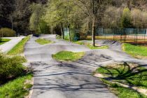 Der Pumptrack liegt im Kurpark von Morsbach. Daneben sind Tennisplätze.  • © ummeteck.de - Silke Schön