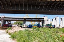 Baustelle der neuen Leverkusener Rheinbrücke unter der alten Brücke hindurch fotografiert. Kurz nach der Aufnahme gab es einen Baustopp aufgrund mangelhafter Brückenteile aus China. • © ummet-eck.de / christian schön