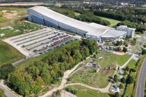 Die Anlage des Alpenparks in Neuss mit der Skihalle, der Almgolf-Anlage am rechten Bildrand mittig sowie dem Kletterpark. • © alpenpark-neuss.de