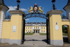 Schloss Neuwied ist das ehemalige Residenzschloss derGrafen und Fürsten zu Wied in Neuwied, einer Kreisstadt imnördlichen Rheinland-Pfalz. Bis 1806 war das SchlossRegierungssitz des Fürstentums Wied. • © Romantischer Rhein Tourismus GmbH