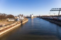 Blick von der Niehler Hafenbrücke in den Hafenbereich. • © ummet-eck.de / christian schön