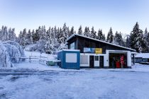 Tief verschneit der noch nicht geöffnete Nordhanglift im Skigebiet Winterberg im Dezember 2022. • © ummet-eck.de / christian schön