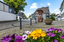 Blick in die Hauptstraße in Nümbrecht. Rechts außerhalb des Bildes befindet sich die Evangelische Kirche. • © ummeteck.de - Silke Schön