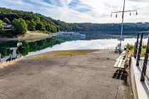 Die Anlegestelle der Biggesee Schifffahrt in Sondern. Die MS Westfalen im Hintergrund liegt an ihrem Ruheplatz, hält aber auf den normalen Rundfahrten an der Anlegestelle.  • © ummeteck.de - Silke Schön