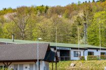 Im Vordergrund das Gasthaus zum Minigolf, im Hintergrund die Biggeseehalle in Sondern. • © ummeteck.de - Christian Schön