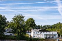 Die Campingoase im Hintergrund liegt am Biggesee. Im Vordergrund das Cafe am See. • © ummeteck.de - Silke Schön