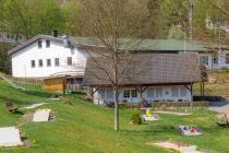 Das Gasthaus am Minigolf in Olpe-Sondern, im Hintergrund die Biggeseehalle. • © ummeteck.de - Christian Schön