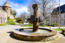 Der Geschichtsbrunnen in Olpe auf dem Kurkölner Platz. Links der Engelsturm, daneben links nicht im Bild die prächtige Pfarrkirche. • © ummeteck.de - Silke Schön