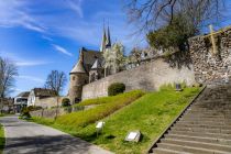 Die St. Martinus Kirche in Olpe ist ein prächtiges Gebäude. Davor befindet sich die alte Stadtmauer. • © ummeteck.de - Christian Schön