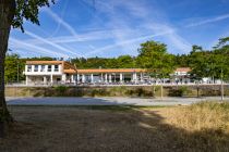 Zwischen dem Restaurant-Café Seeterrassen und dem Biggesee liegt der Bahnhof Sondern.  • © ummeteck.de - Christian Schön