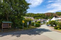 Blick in die Sonderner Straße in Sondern. Hinter der Fotografin liegt der Biggesee mit der Promenade.  • © ummeteck.de - Silke Schön