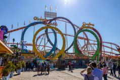 Die Achterbahn Olympia Looping auf dem Oktoberfest 2023 in München • © kirmesecke.de