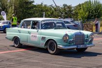 Die Startnummer 16 führt ein Mercedes-Benz 300 SE des AMC Lohne. • © ummet-eck.de / christian schön