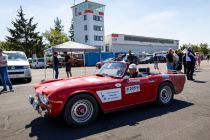 Der Triumph TR 4 mit der Startnummer 205 vor dem Tower des Flugplatz Meinerzhagen • © ummet-eck.de / christian schön