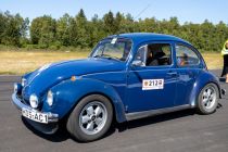 Ein blauer VW Käfer (1302) trägt die Startnummer 212 • © ummet-eck.de / christian schön