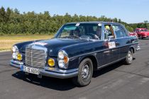 Mit der Startnummer 221 fährt echter Luxus: Der Mercedes-Benz 300 SEL 6.3 • © ummet-eck.de / christian schön