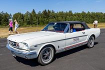 Dieses weiße Ford Mustang Cabrio hat die Startnummer 223. • © ummet-eck.de / christian schön